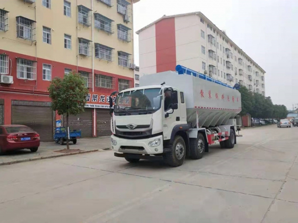 福田時(shí)代小三軸液壓34方國(guó)六散裝飼料運(yùn)輸車(chē)湖北廠家直銷(xiāo)